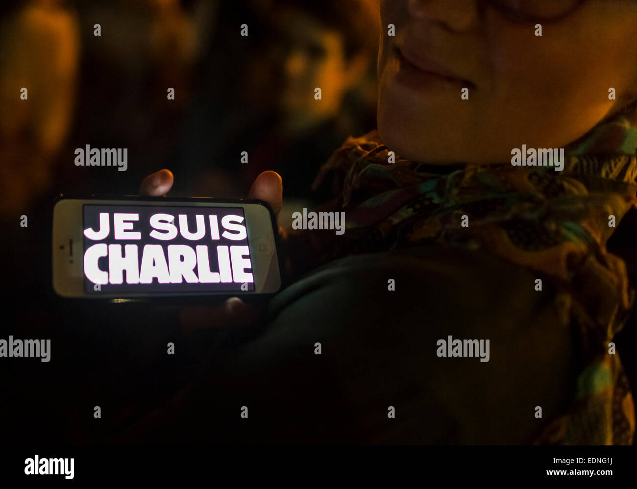 Los Angeles, California, EEUU. 07Th ene, 2015. Las personas se reúnen en Le Figaro Cafe en el distrito de Silverlake de Los Ángeles en honor a las víctimas de los asesinatos de Charlie Hebdo en París y para defender la libertad de expresión. Crédito: Brian Cahn/Zuma alambre/Alamy Live News Foto de stock