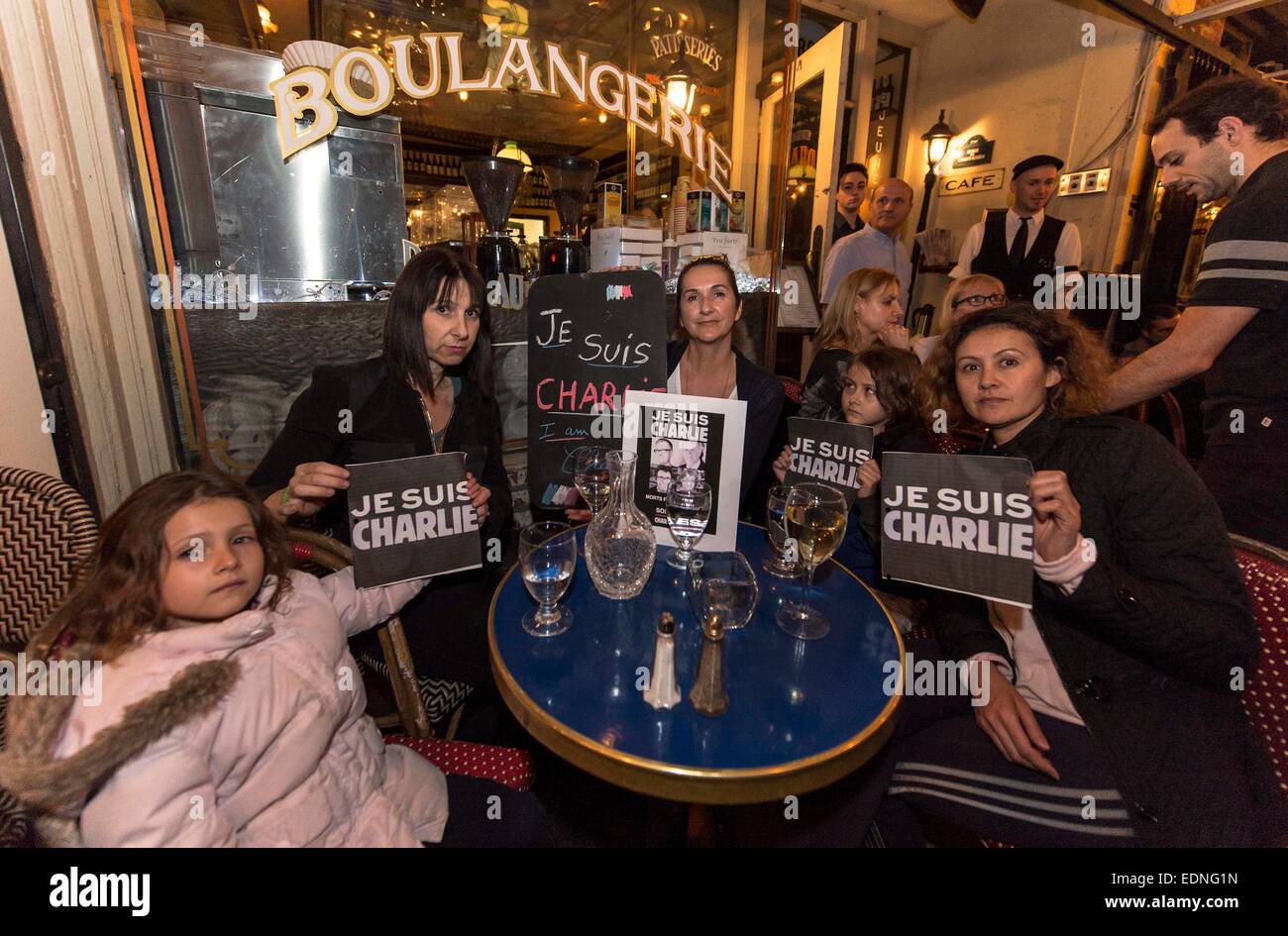 Los Angeles, California, EEUU. 07Th ene, 2015. Las personas se reúnen en Le Figaro Cafe en el distrito de Silverlake de Los Ángeles en honor a las víctimas de los asesinatos de Charlie Hebdo en París y para defender la libertad de expresión. Crédito: Brian Cahn/Zuma alambre/Alamy Live News Foto de stock