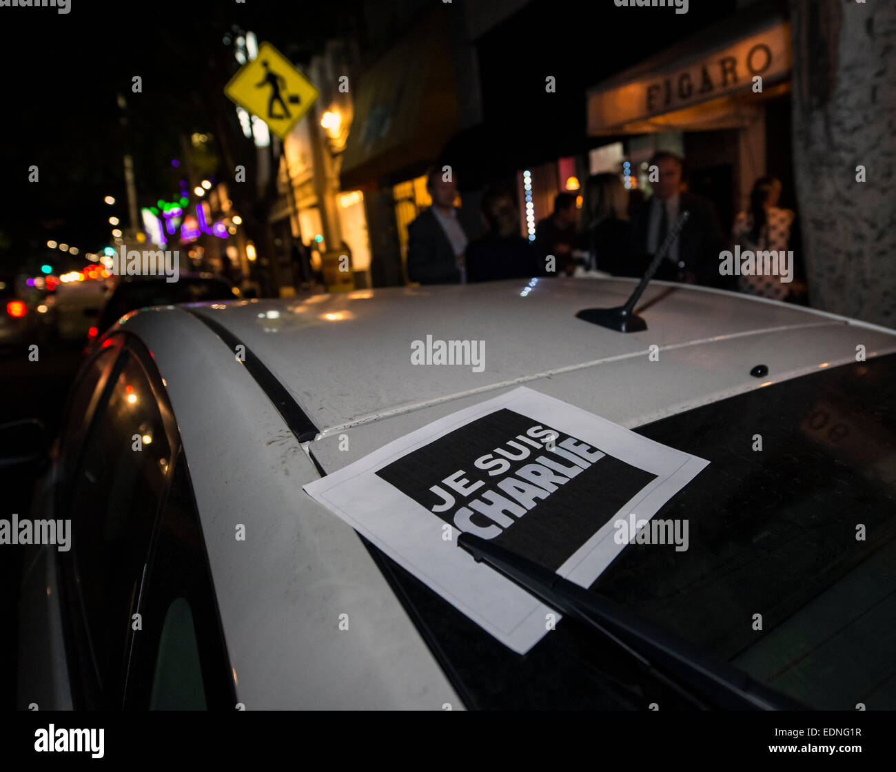 Los Angeles, California, EEUU. 07Th ene, 2015. Las personas se reúnen en Le Figaro Cafe en el distrito de Silverlake de Los Ángeles en honor a las víctimas de los asesinatos de Charlie Hebdo en París y para defender la libertad de expresión. Crédito: Brian Cahn/Zuma alambre/Alamy Live News Foto de stock