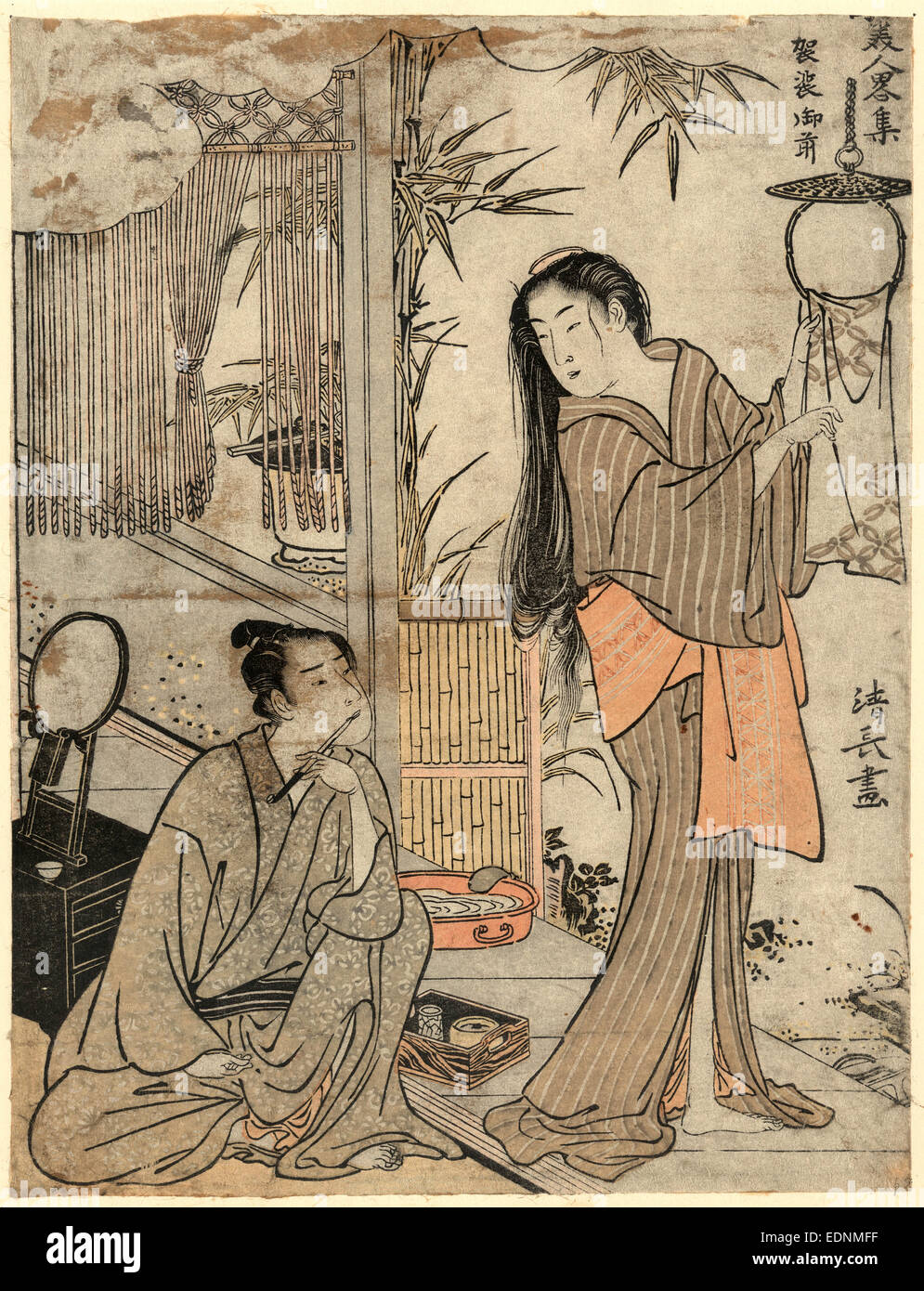 Kesagozen, Kesa gozen de la época Heian, Torii, Kiyonaga, 1752-1815, artista, [1783 o 1784], 1 Imprimir : xilografía, color ; 24,5 x 18,6 cm., impresión muestra una escena nacional con un hombre sentado en el suelo sujetando utensilios de escritura y Kesa gozen de pie cerca, su pelo abajo, habiendo recién lavadas, colgando de un trozo de tela a secas, también un lavabo cerca de ellos. Foto de stock