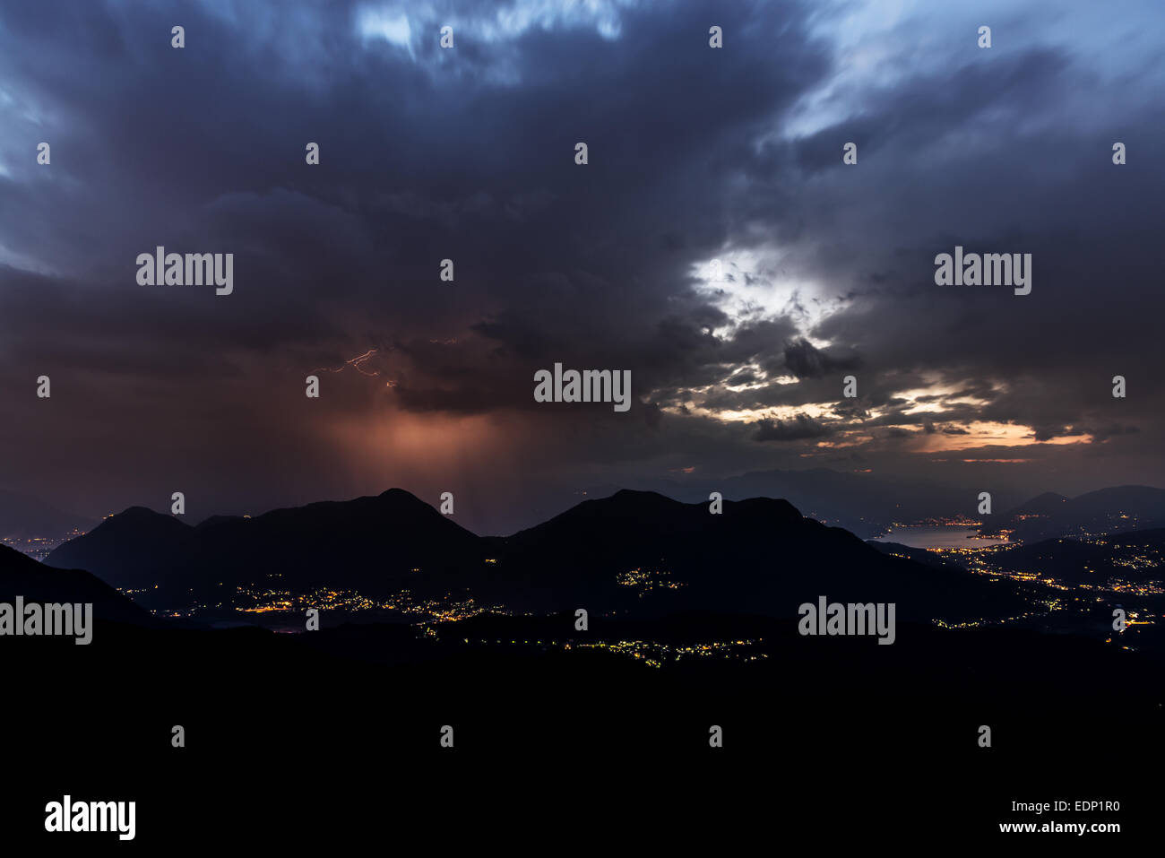 Formación de la lluvia y la tormenta sobre el Lago Maggiore y las montañas, Varese Foto de stock