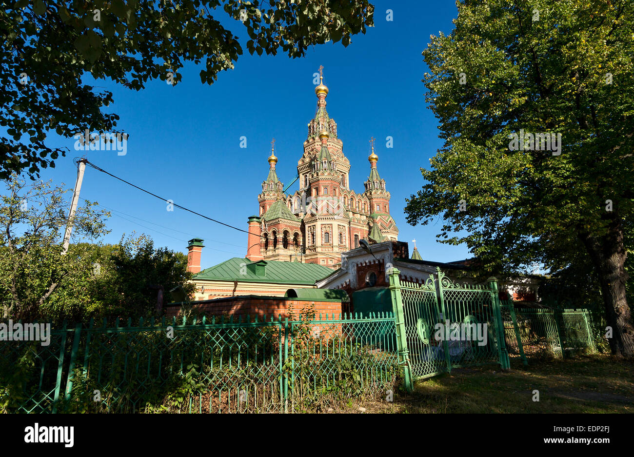Catedral de San Pedro y Pavel en Petergof, Rusia fue construido en 1904 Foto de stock