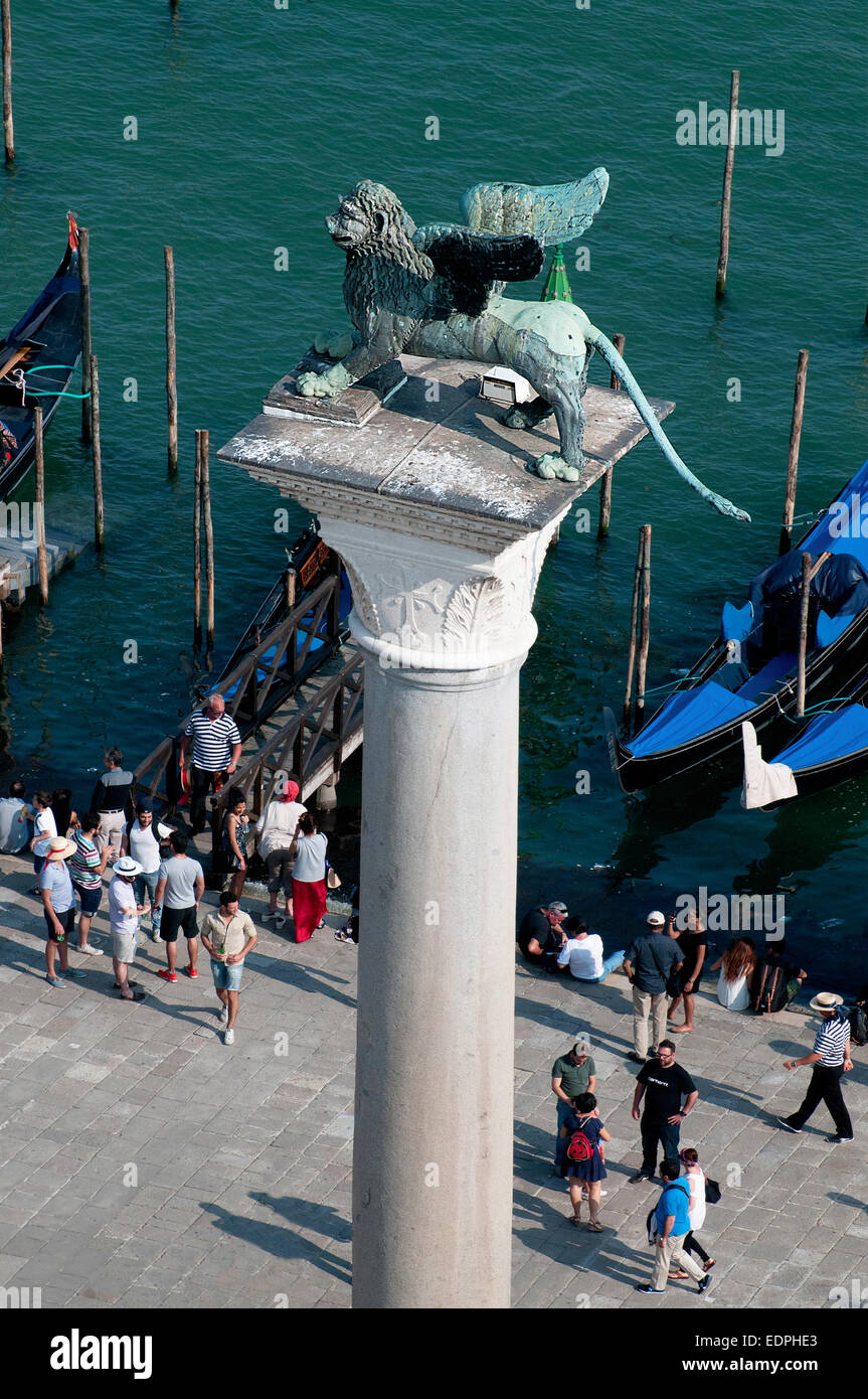 Estatua de bronce del león alado que simboliza el evangelista San Marcos en la columna en la plazoleta de Venecia Italia que data desde el año 300 a.c. Foto de stock