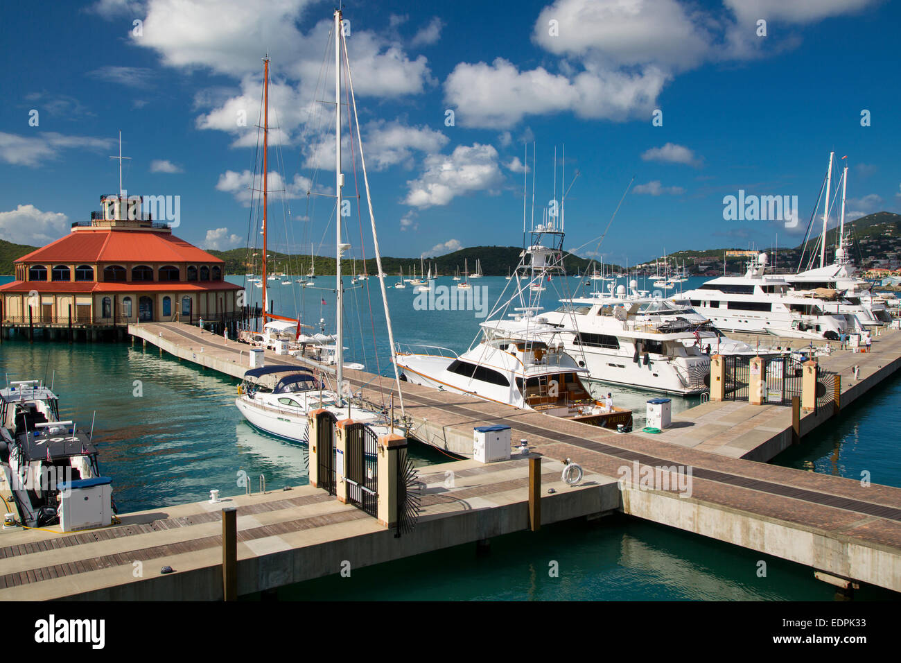 Marina en la bahía Charlotte Amalie, St Thomas, Islas Vírgenes de EE.UU. Foto de stock