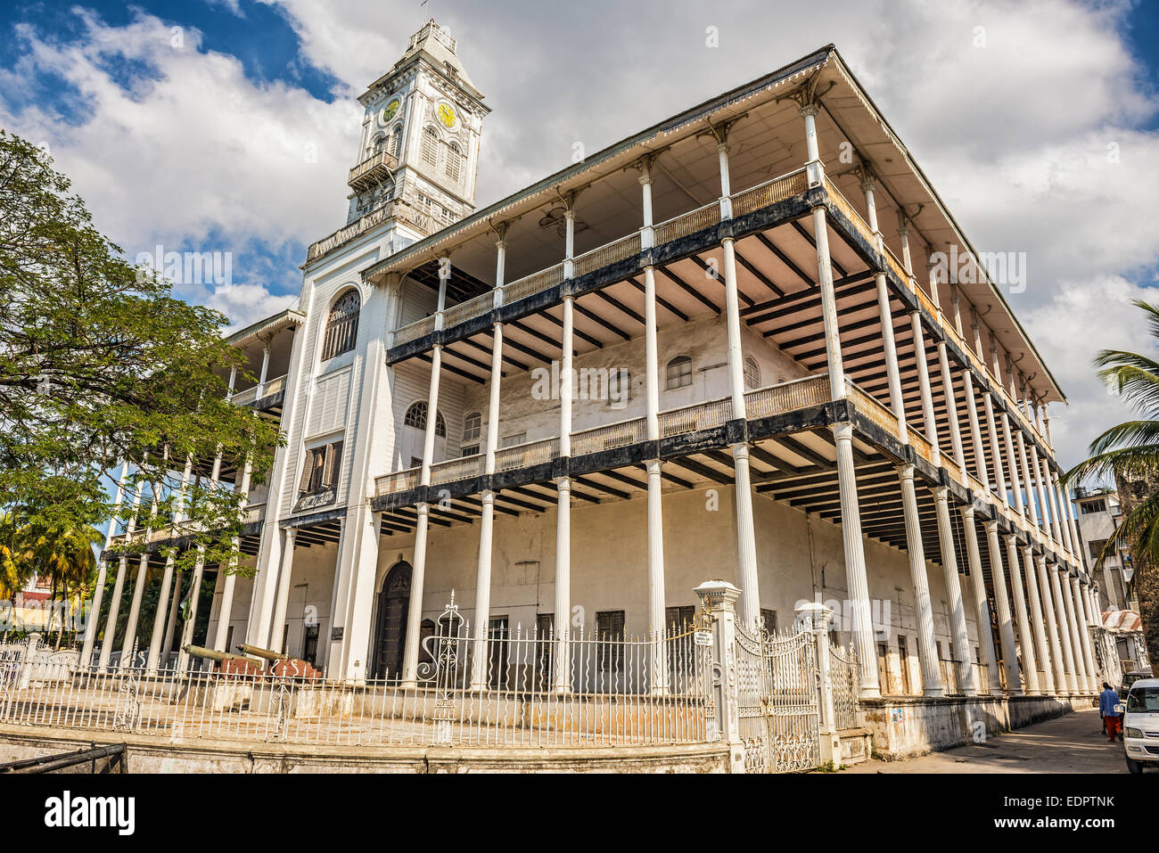 House of Wonders o palacio de maravillas en Stone Town alberga el Museo de Historia y Cultura de Zanzíbar y la costa swahili Foto de stock