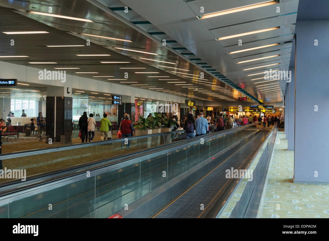 Travellator al Aeropuerto Internacional Changi de Singapur Foto de stock
