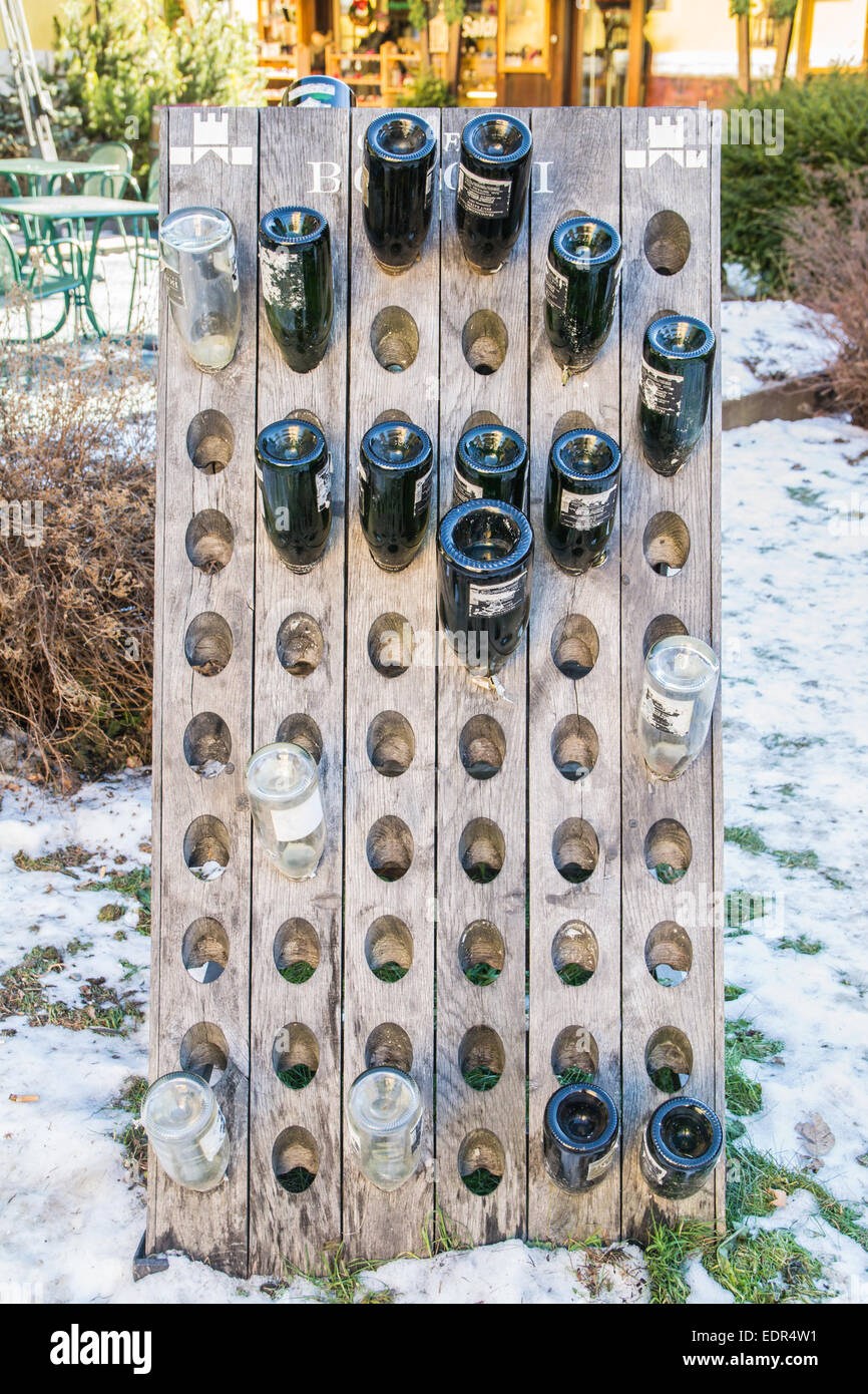 Las botellas de vino vacías de un pub Foto de stock