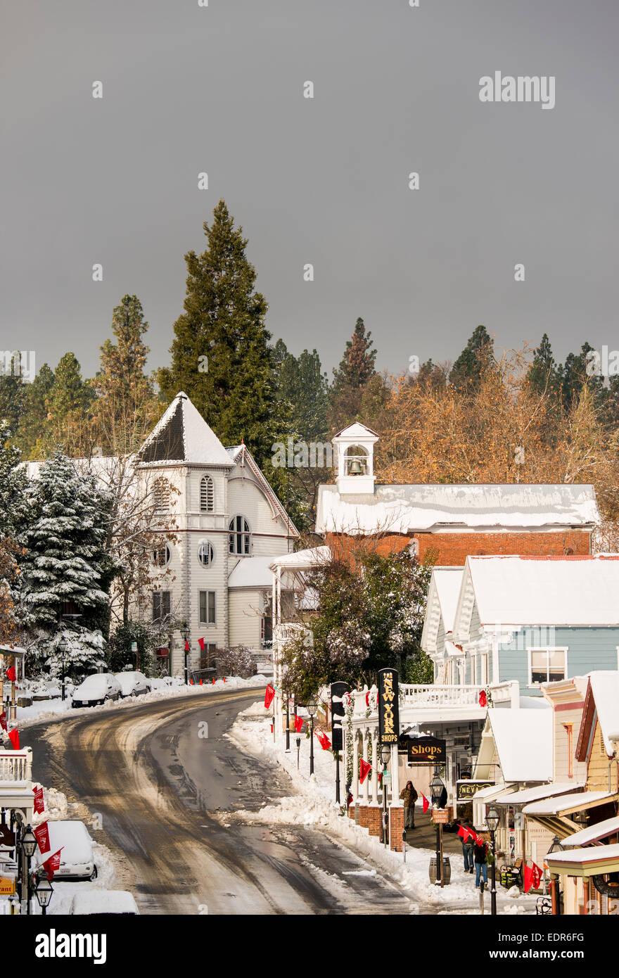 La histórica ciudad de Nevada y frescas nevadas invernales Foto de stock