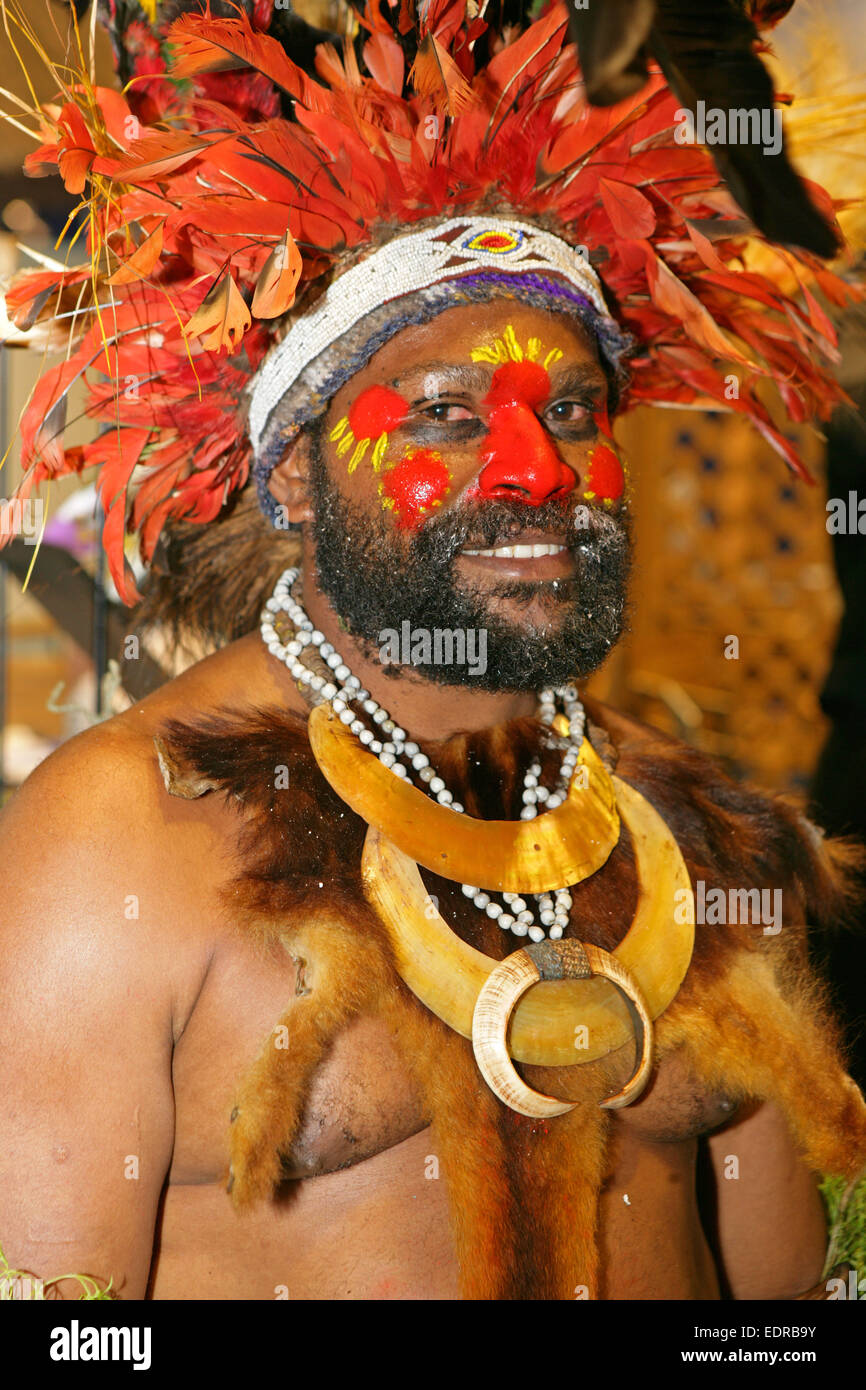 Papua neuguinea-Mann Gesichtsbemalung Kopfschmuck Retrato Papua Neu Guinea Pazifik Ureinwohner Gesicht Bemalt Schminke Traditio Foto de stock