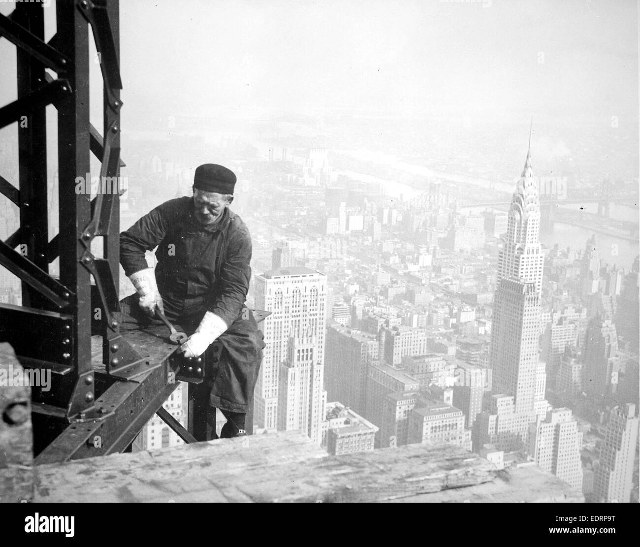 Fotografía de un trabajador en el marco del Empire State Building, 1936, Lewis Hine, 1874 - 1940, fue un americano Foto de stock