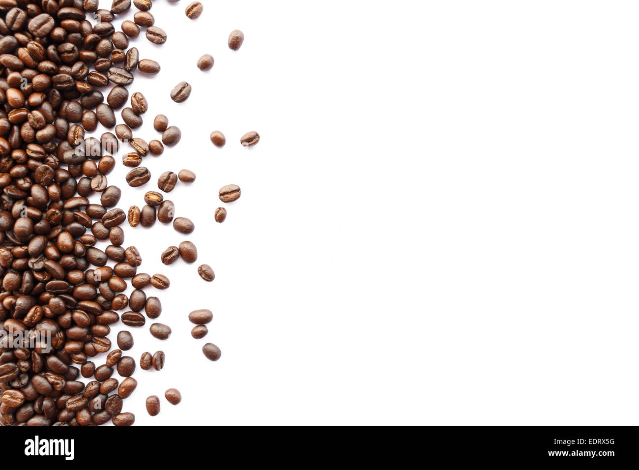 Los granos de café en el borde de imagen con área en blanco para rellenar texto Foto de stock