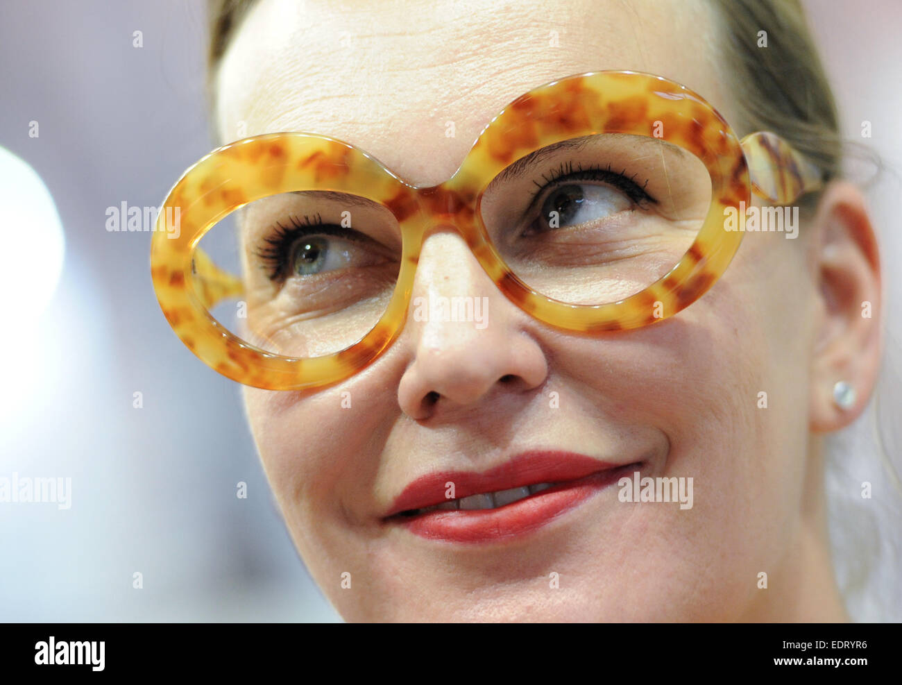 Munich, Alemania. 09ene, 2015. Una mujer usa gafas de la compañía austríaca  Andy Wolf en la feria de óptica de Opti en Munich, Alemania, 09 de enero de  2015. foto: Andreas GEBERT/dpa/Alamy