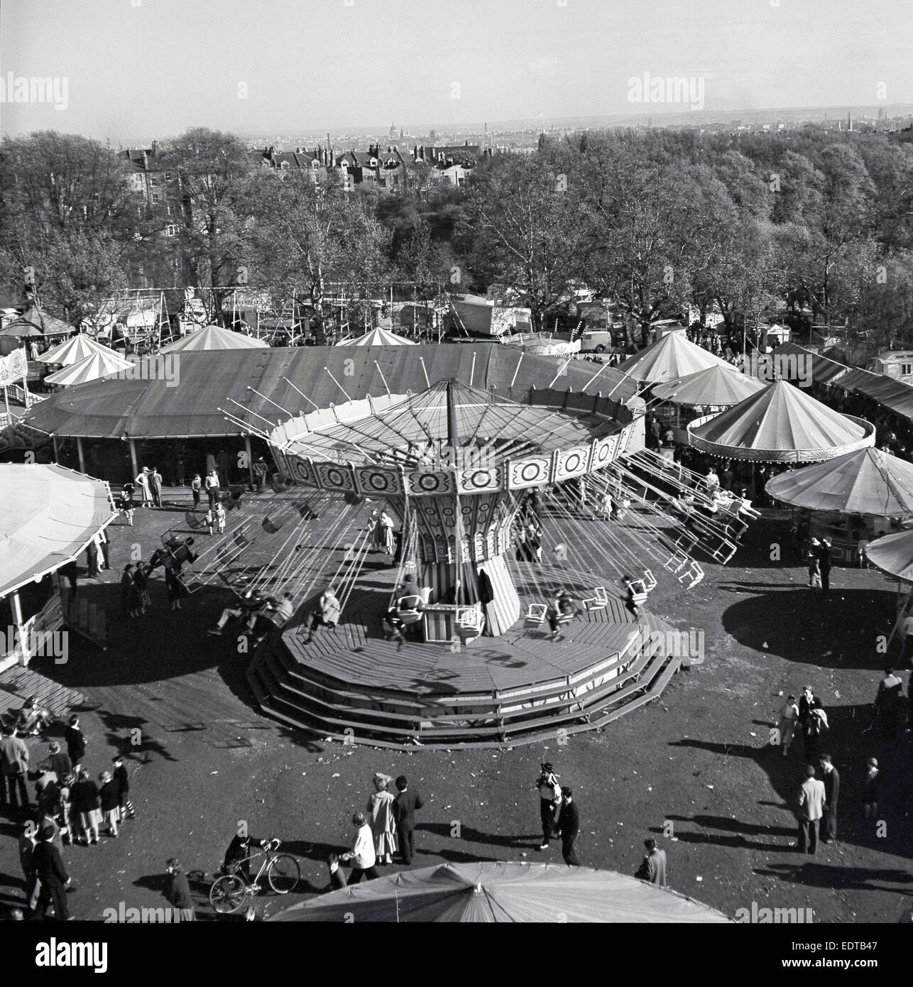 1950, histórico, vista aérea de un parque de atracciones de paseo. Foto de stock