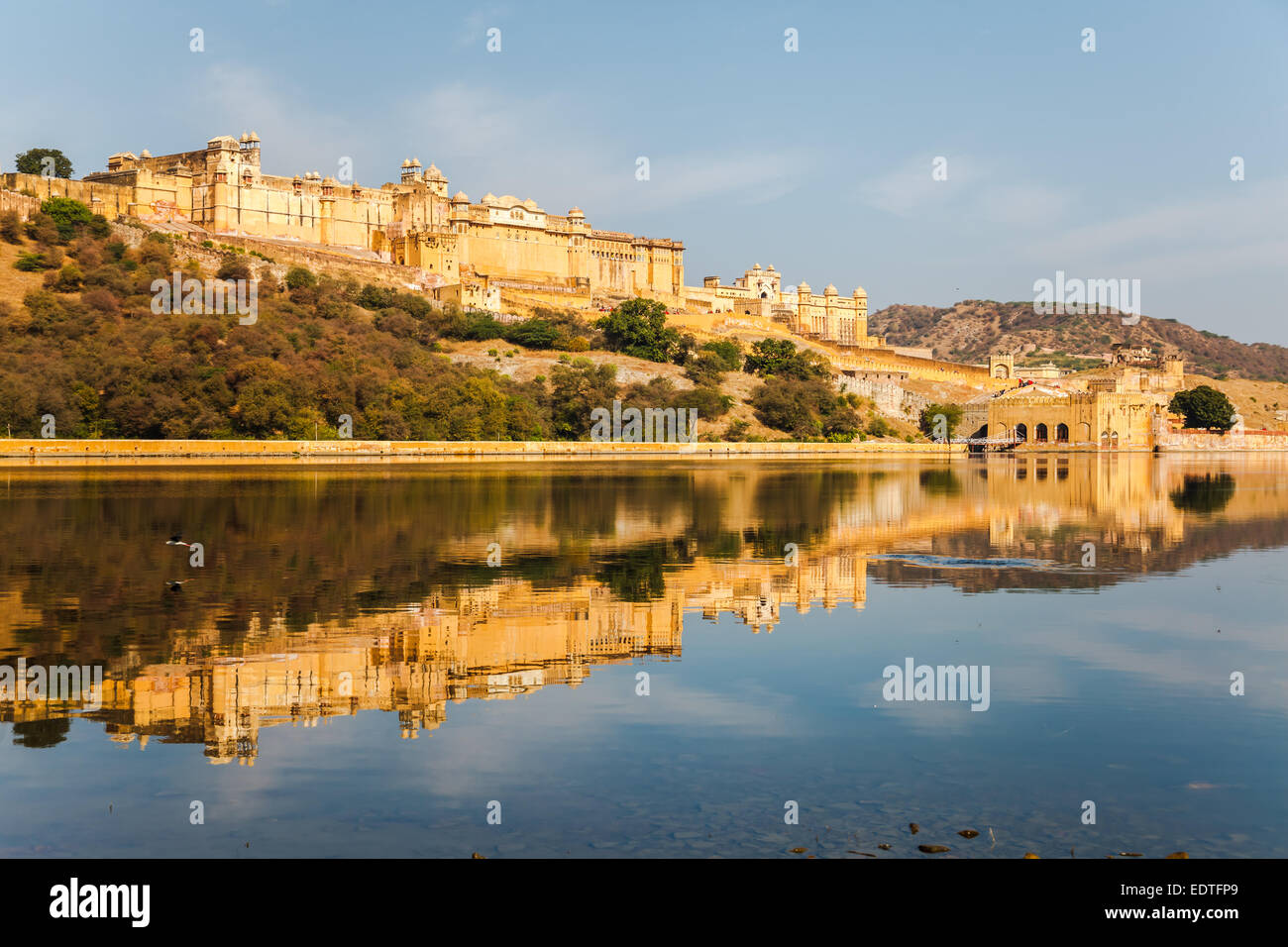 Fuerte Amber y el palacio situado en Jaipur, en el estado de Rajasthan, India Foto de stock