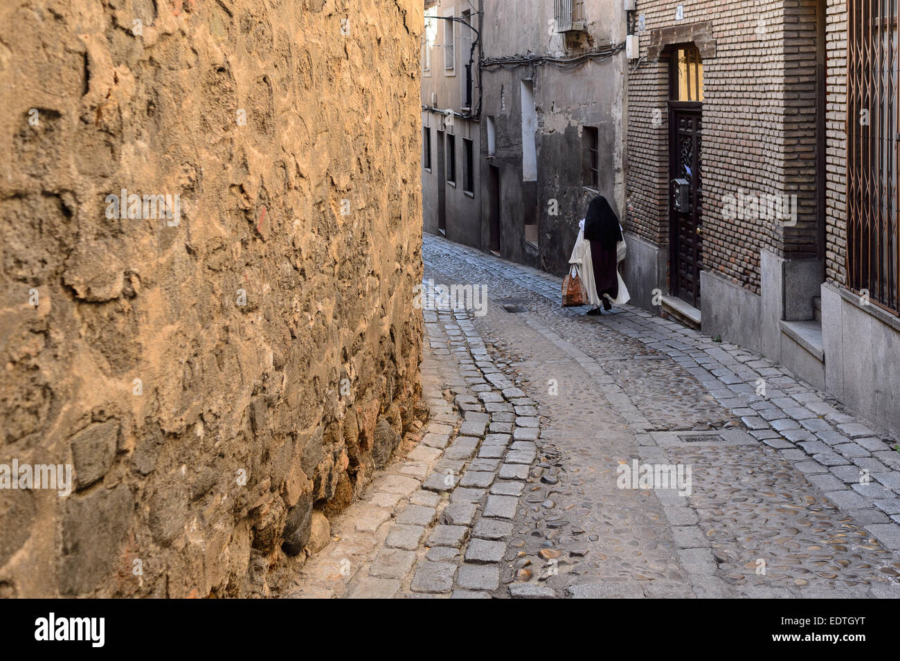 Monja caminando por las calles de Toledo Foto de stock