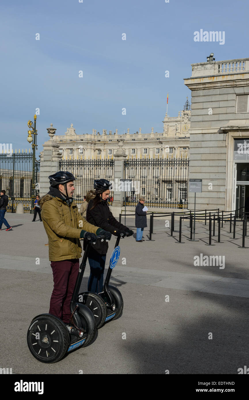 Turismo en bicicleta en frente del Palacio Real en Madrid. Foto de stock