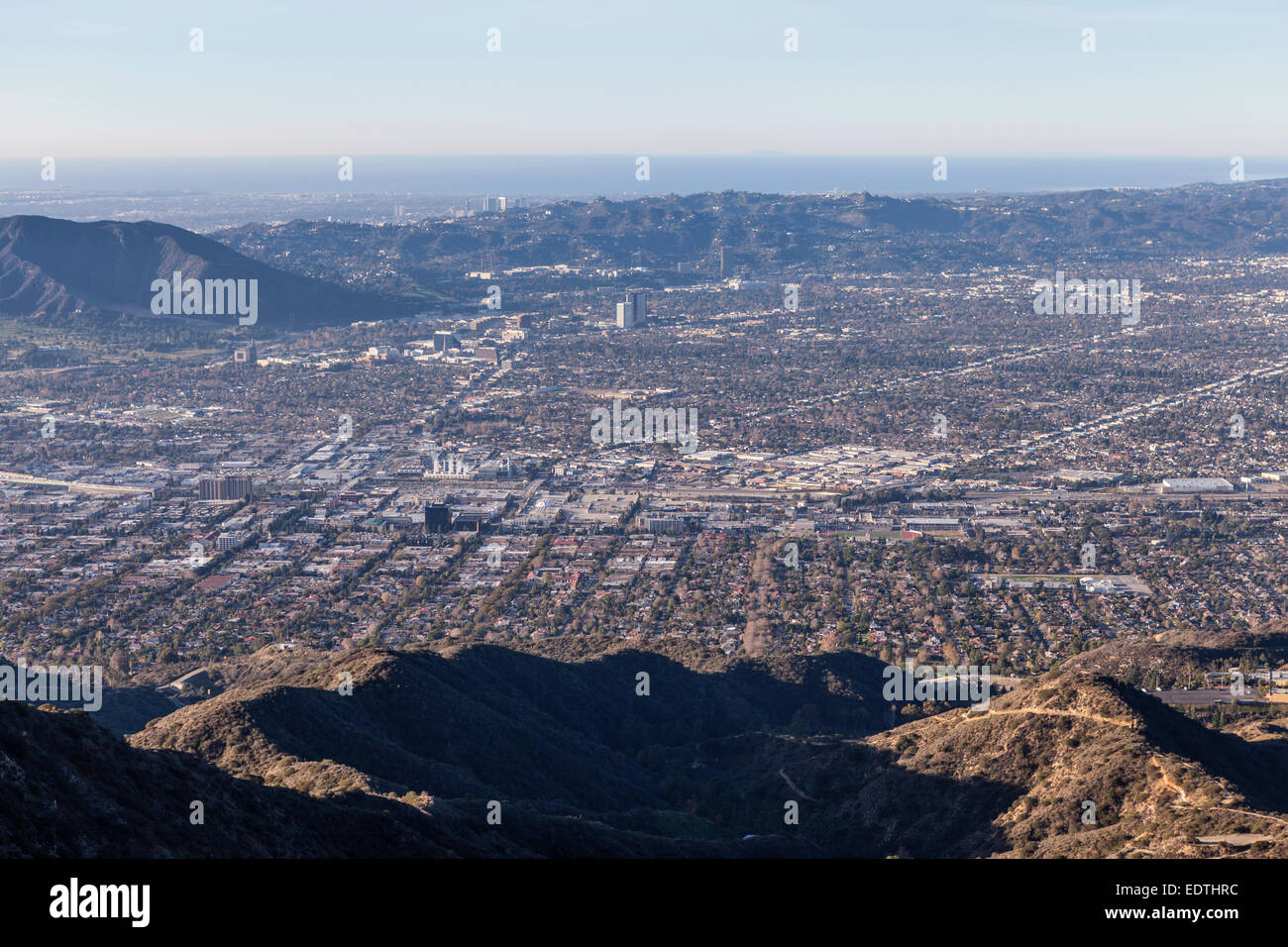 Vista de la montaña hacia Burbank, North Hollywood Studio City y las montañas de Santa Mónica en Los Angeles, California. Foto de stock
