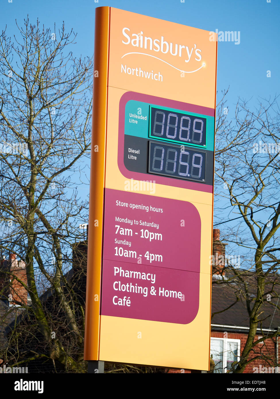 Sainsbury's los precios de la gasolina firmar en Northwich Cheshire UK Foto de stock