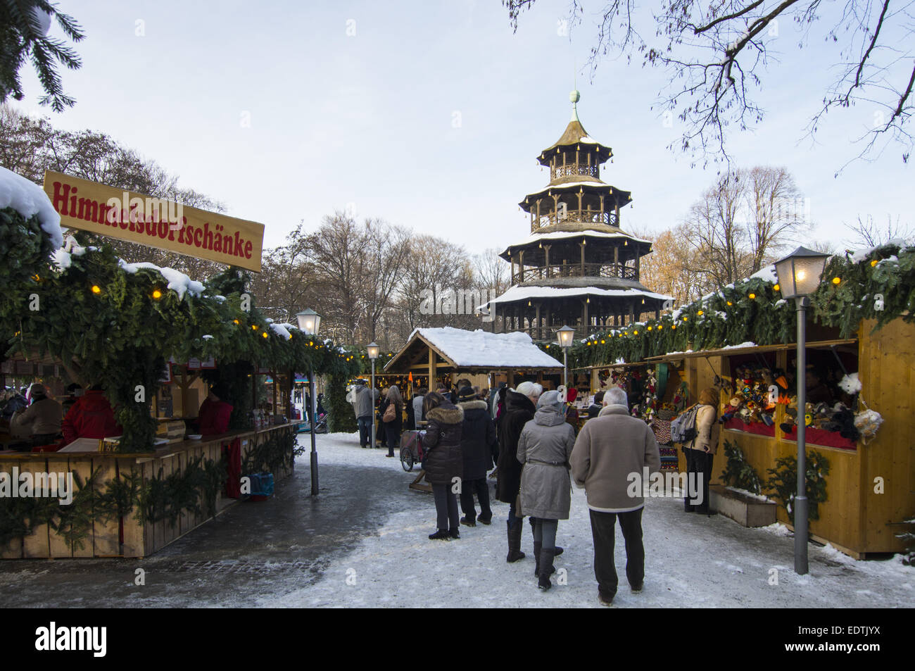 Weihnachtsmarkt im Englischen Garten, am Chinesischen Turm en München, Deutschlan, Oberbayern ,Mercado de Navidad en el Chino T Foto de stock