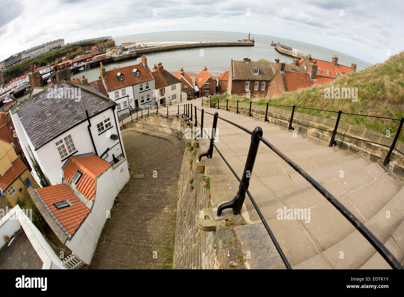 Reino Unido, Inglaterra, Yorkshire, Whitby, la ciudad de los 199 pasos a la Iglesia de Santa María, una lente ojo de pez ver Foto de stock