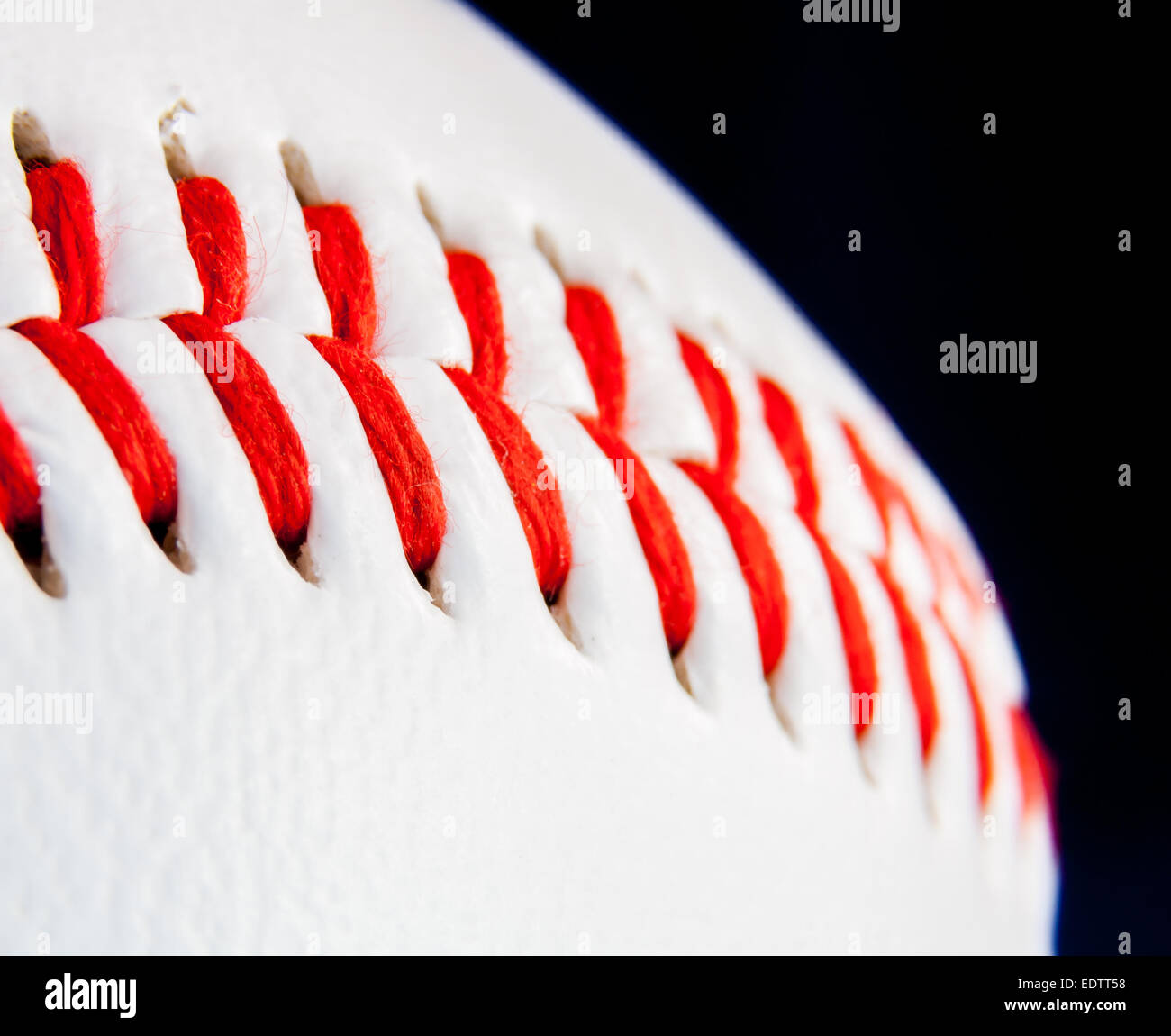 Particular de la costura de una pelota de béisbol. Foto de stock