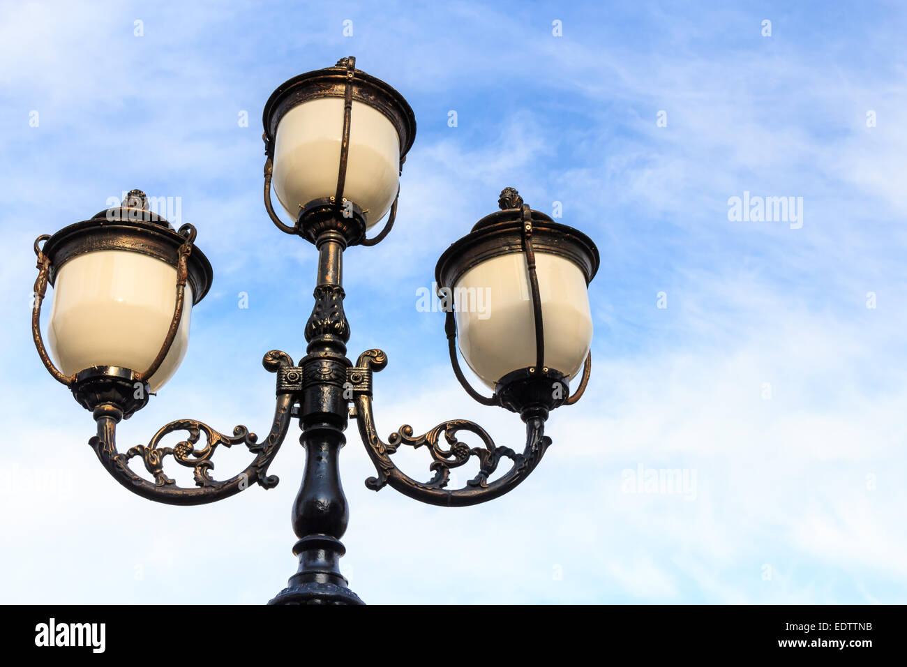 La lámpara de la calle y el azul cielo nublado con área en blanco en el lado derecho Foto de stock