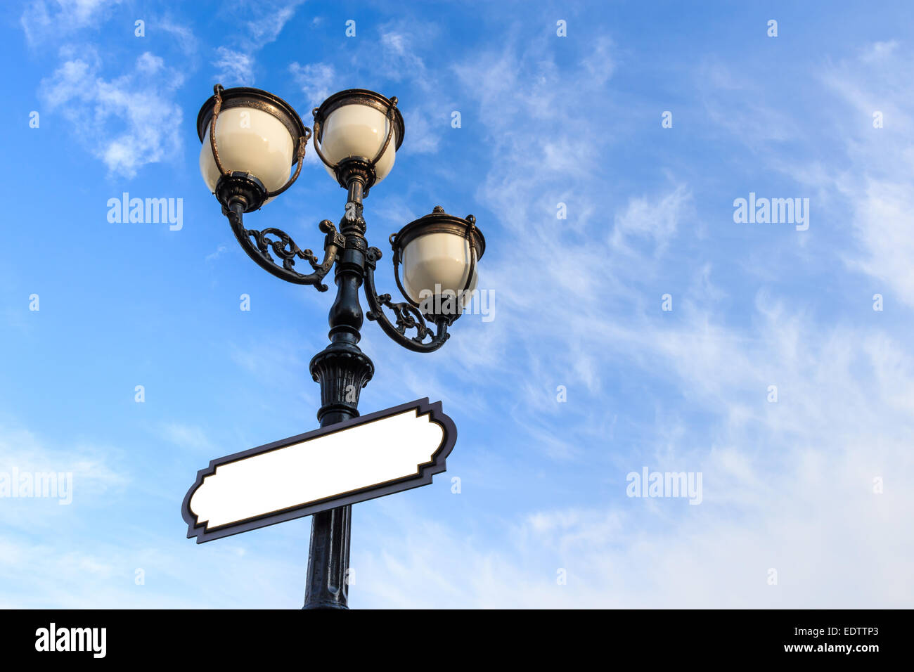 Lámpara de la calle y el área en blanco de junta para llenar el mensaje y cielo azul Foto de stock