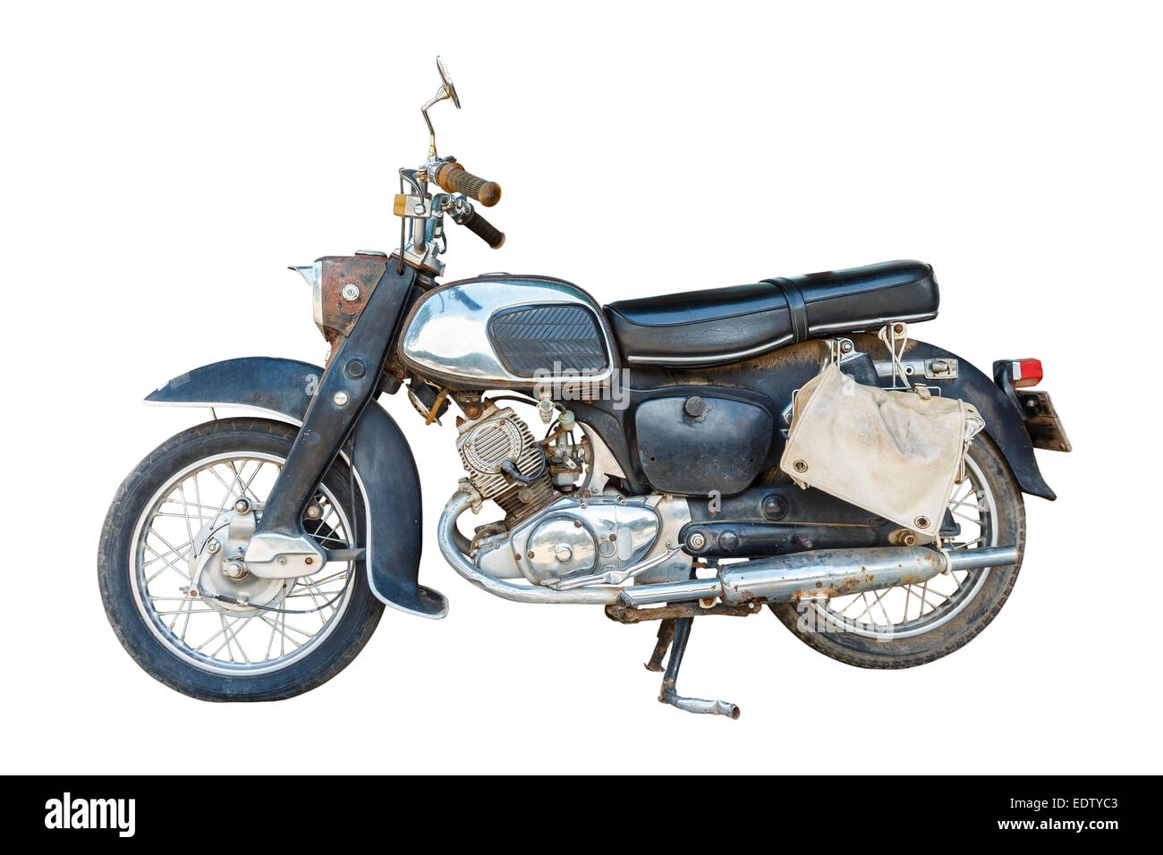 Vieja y sucia motocicleta con óxido en el fondo aislado Foto de stock