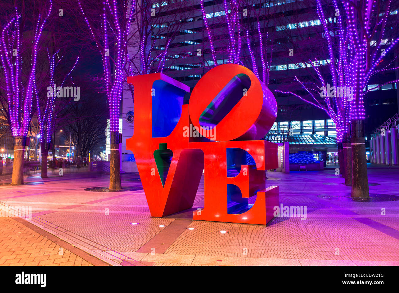 "Signo de amor' y la iluminación en Shinjuku, Tokio de noche Foto de stock