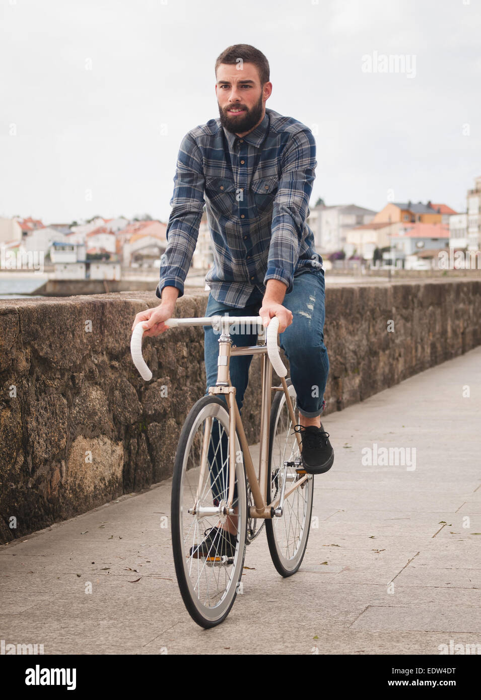 Hipster man paseos en bicicleta fixie en la ciudad. Foto de stock