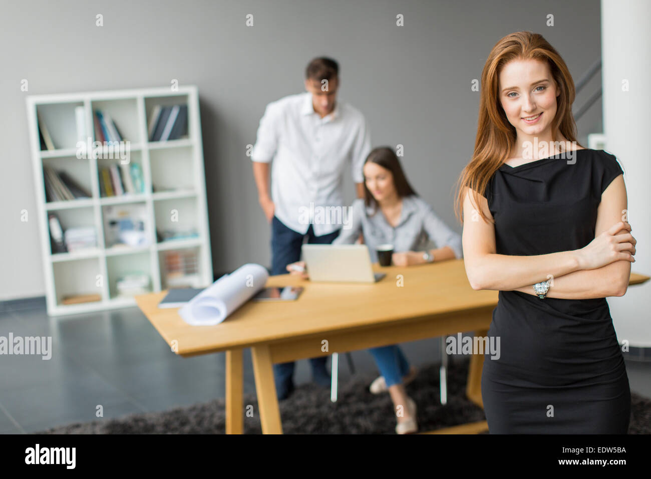 Los jóvenes en la oficina Foto de stock