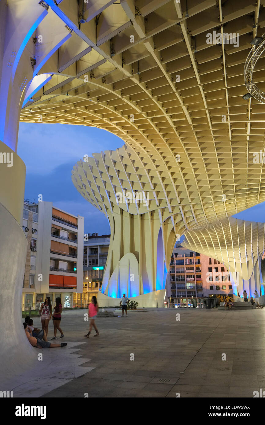 Sevilla España: el edificio conocido localmente como "la seta" un ejemplo de la arquitectura moderna en Sevilla Foto de stock