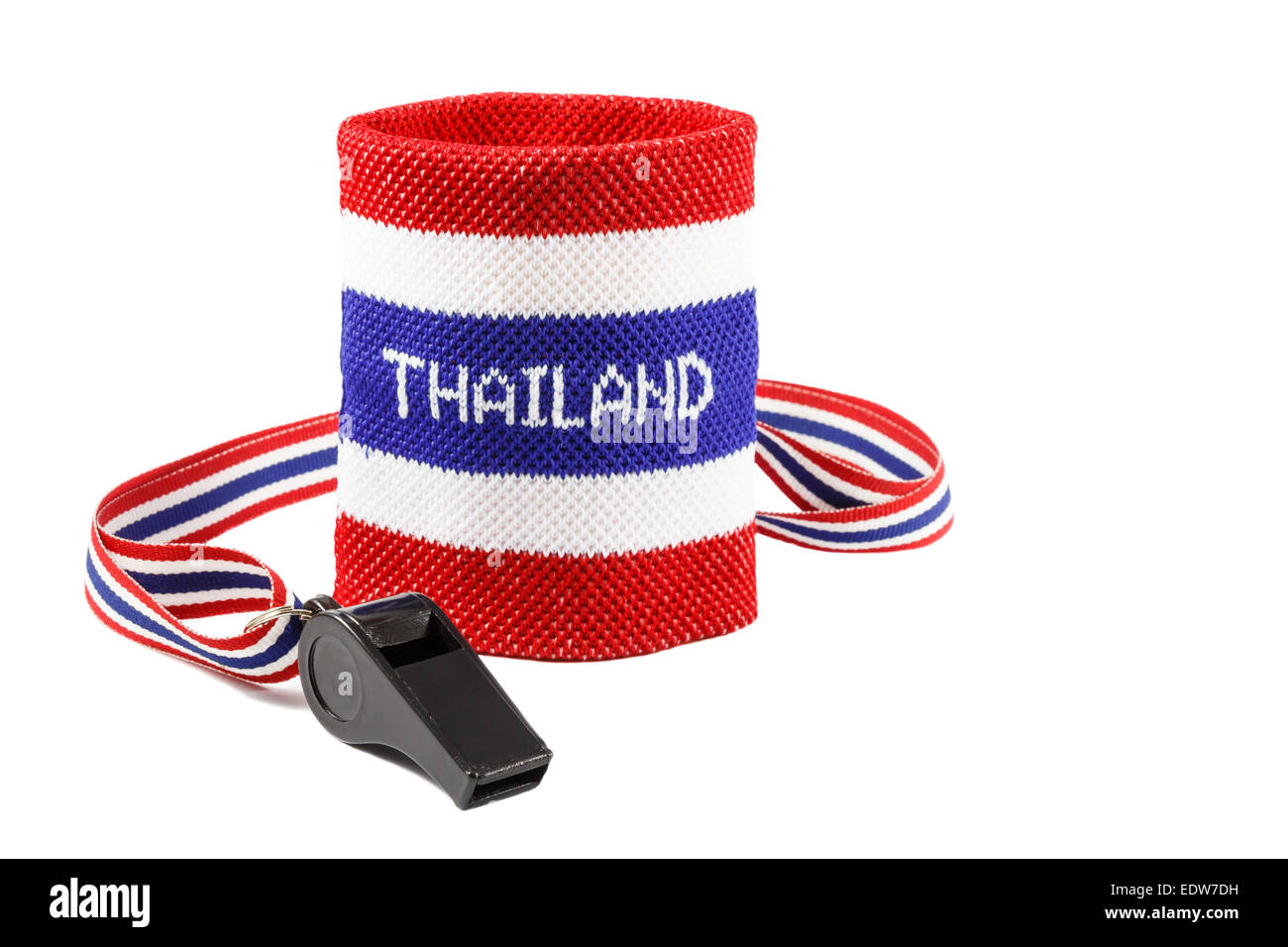 En la muñequera y el silbato bandera tailandesa patrón (símbolo de la resistencia al gobierno tailandés) sobre fondo blanco (aislado) y blanco ar Foto de stock