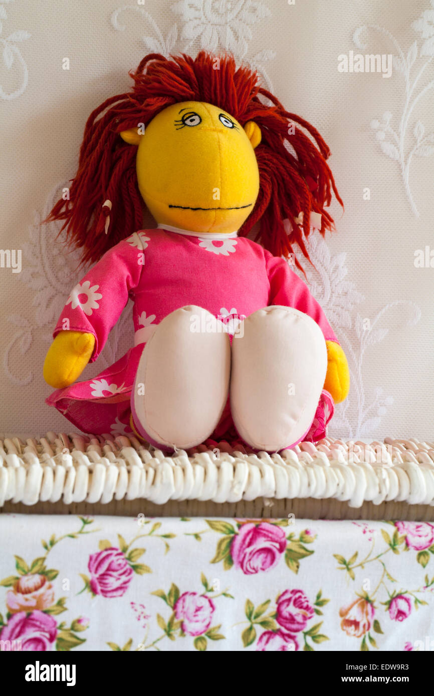 Tweenies Fizz personaje suave peluche juguete muñeca sentado en mimbre  cesta Fotografía de stock - Alamy