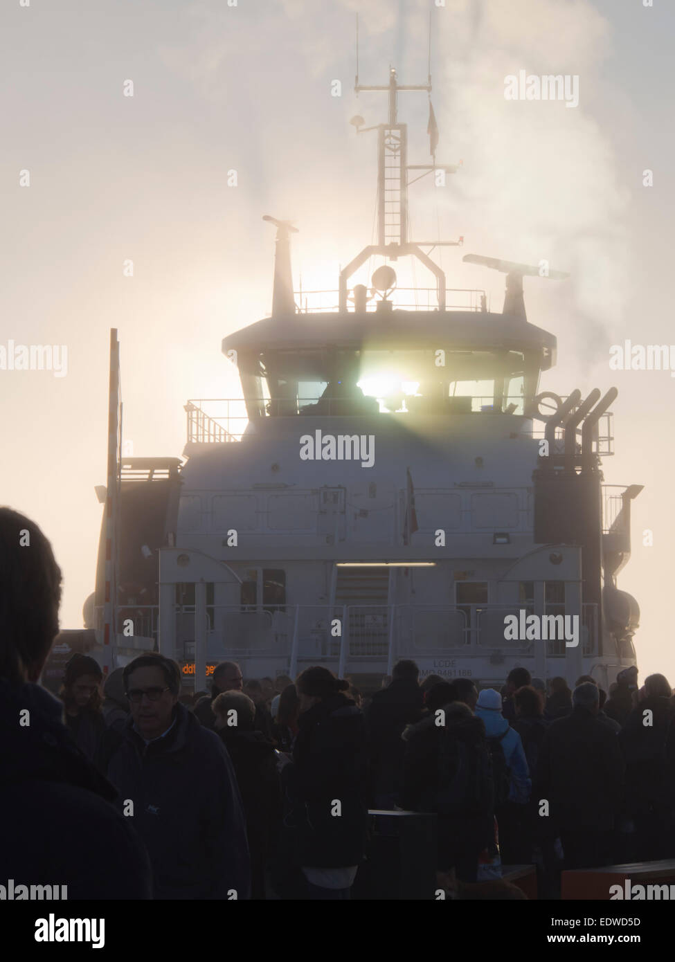 Una mañana de niebla en el puerto de Oslo, Noruega, el ferry de pasajeros Nesodden recién llegado, silueta de pasajeros se posó Foto de stock