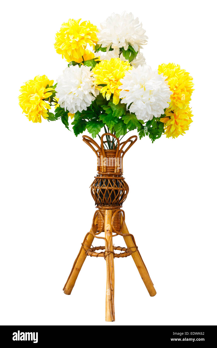 Flores artificiales y mimbre jarrón de madera Foto de stock