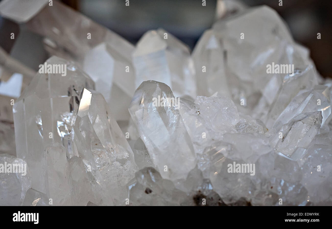Muslo tristeza atención Las piedras preciosas de cristal de roca transparente closeup druso  Fotografía de stock - Alamy