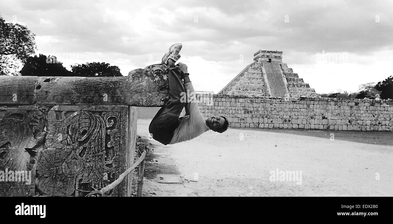 Hombre sube en el dragón de Chichen Itza, forbidden sacrilegio, una ofensa, injuria Foto de stock