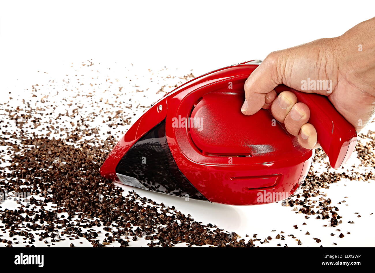 Mujer que hace la limpieza en la habitación, pasar la aspiradora alfombra  blanca. Imagen del pie femenino, rojo y negro de aspirador cabeza de  aspirador closeup Fotografía de stock - Alamy