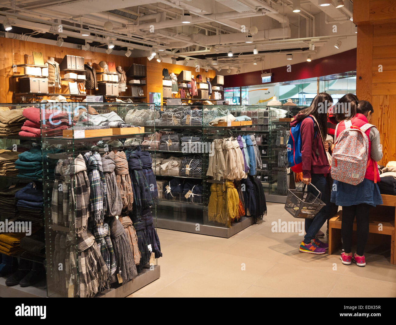 Hong Kong 2015 - la gente compra ropa Tienda Foto de stock