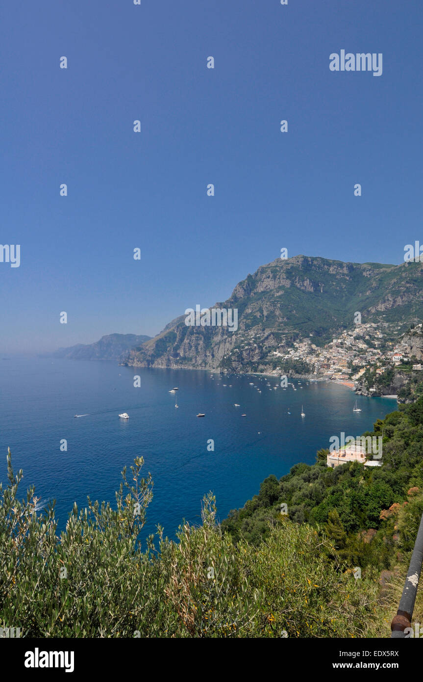 Positano y Amalfi, el más famoso vacationland de verano en el sur de Italia. Foto de stock