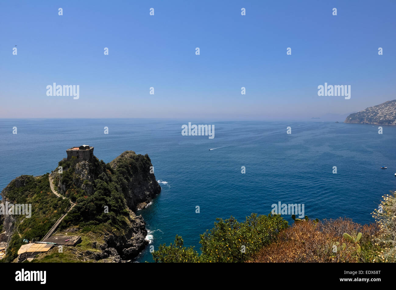 Positano y Amalfi, el más famoso vacationland de verano en el sur de Italia. Foto de stock