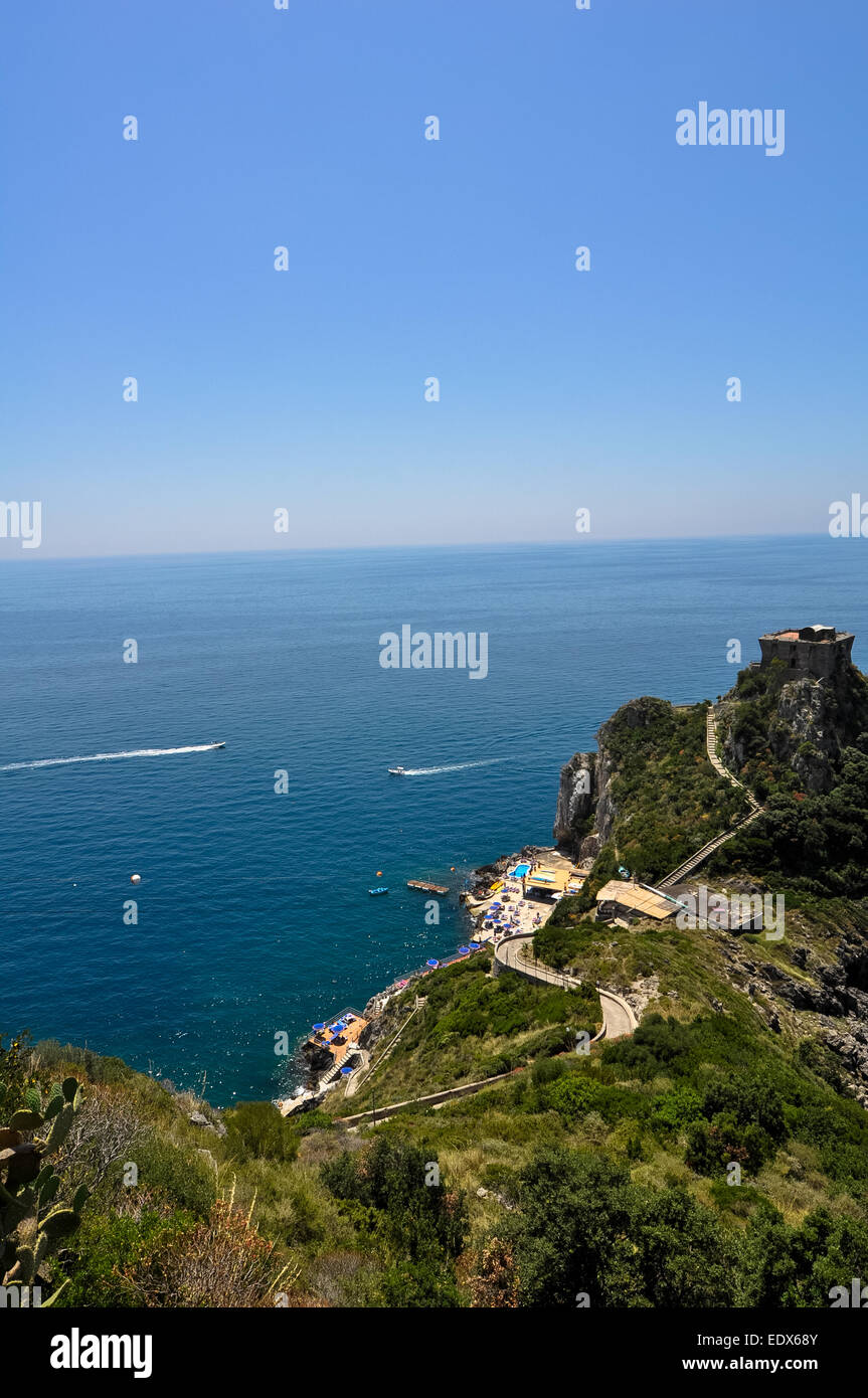 Positano y Amalfi, el más famoso vacationland de verano en el sur de Italia. Foto de stock