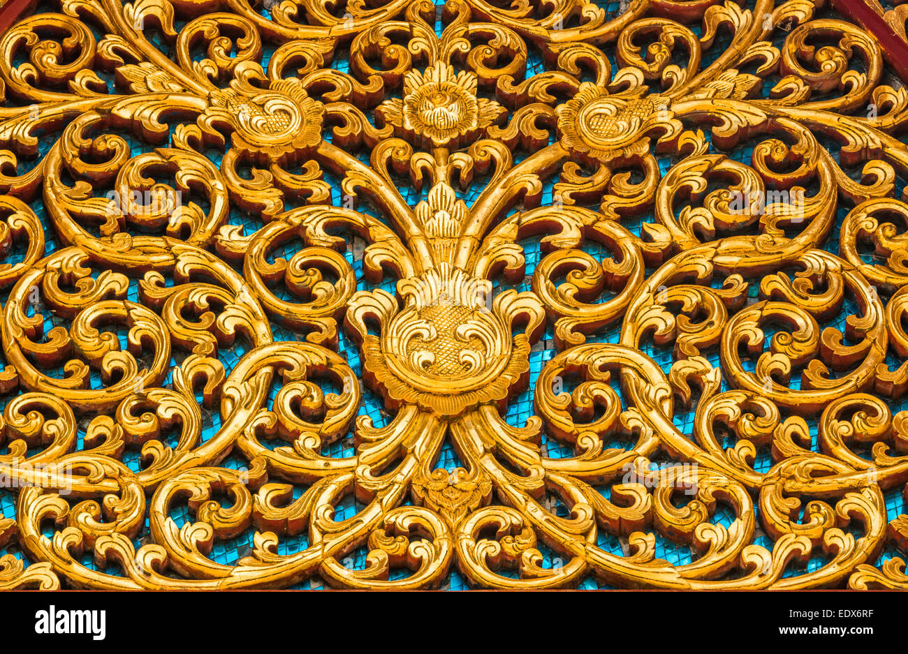 Adornos de pared dorado de estilo tailandés Foto de stock