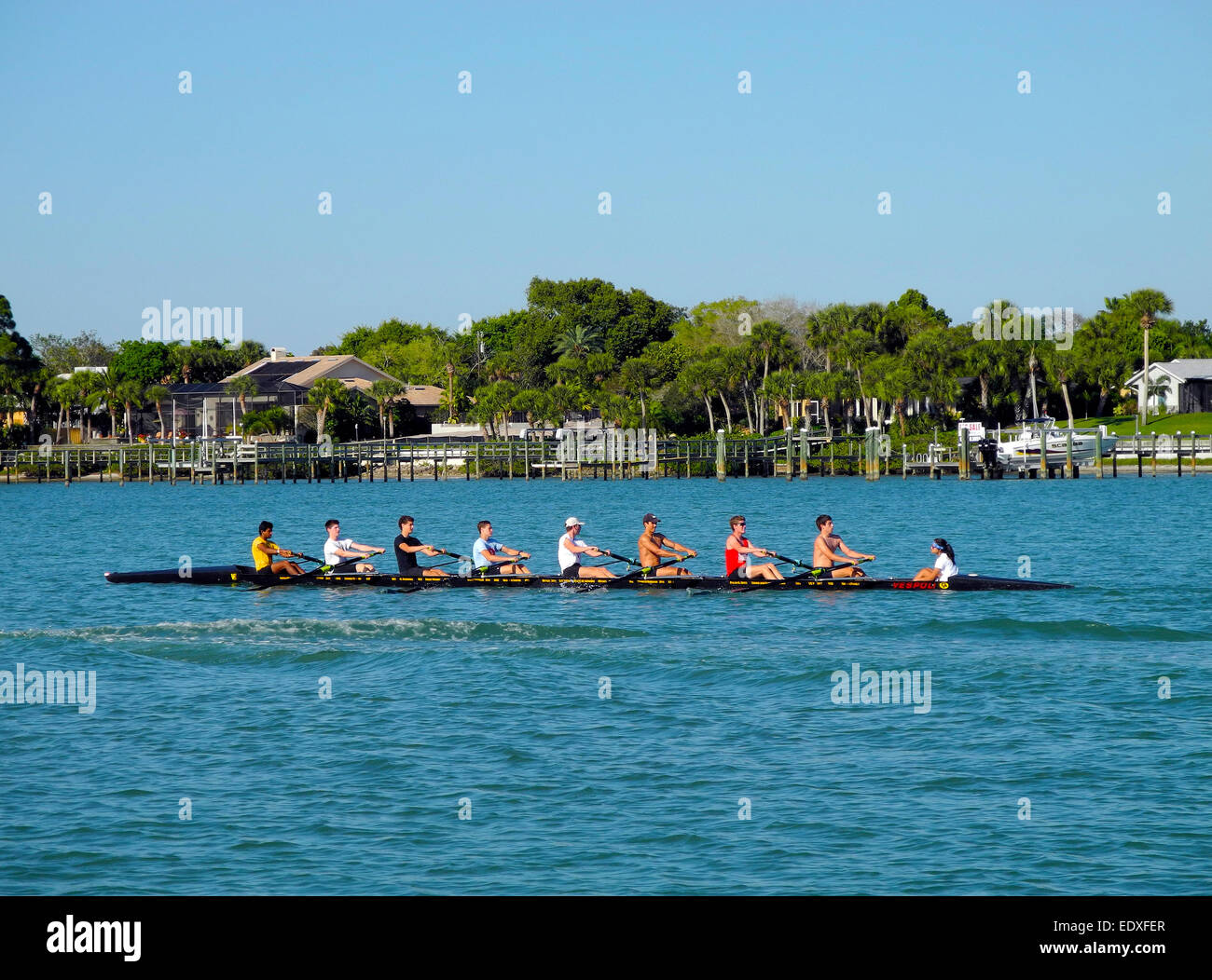 Un equipo de ocho personas de la escuela secundaria los remeros en el Sarasota Scullers programa juventud tren en el Gulf Intracoastal Waterway en Sarasota, Florida, Estados Unidos. Foto de stock