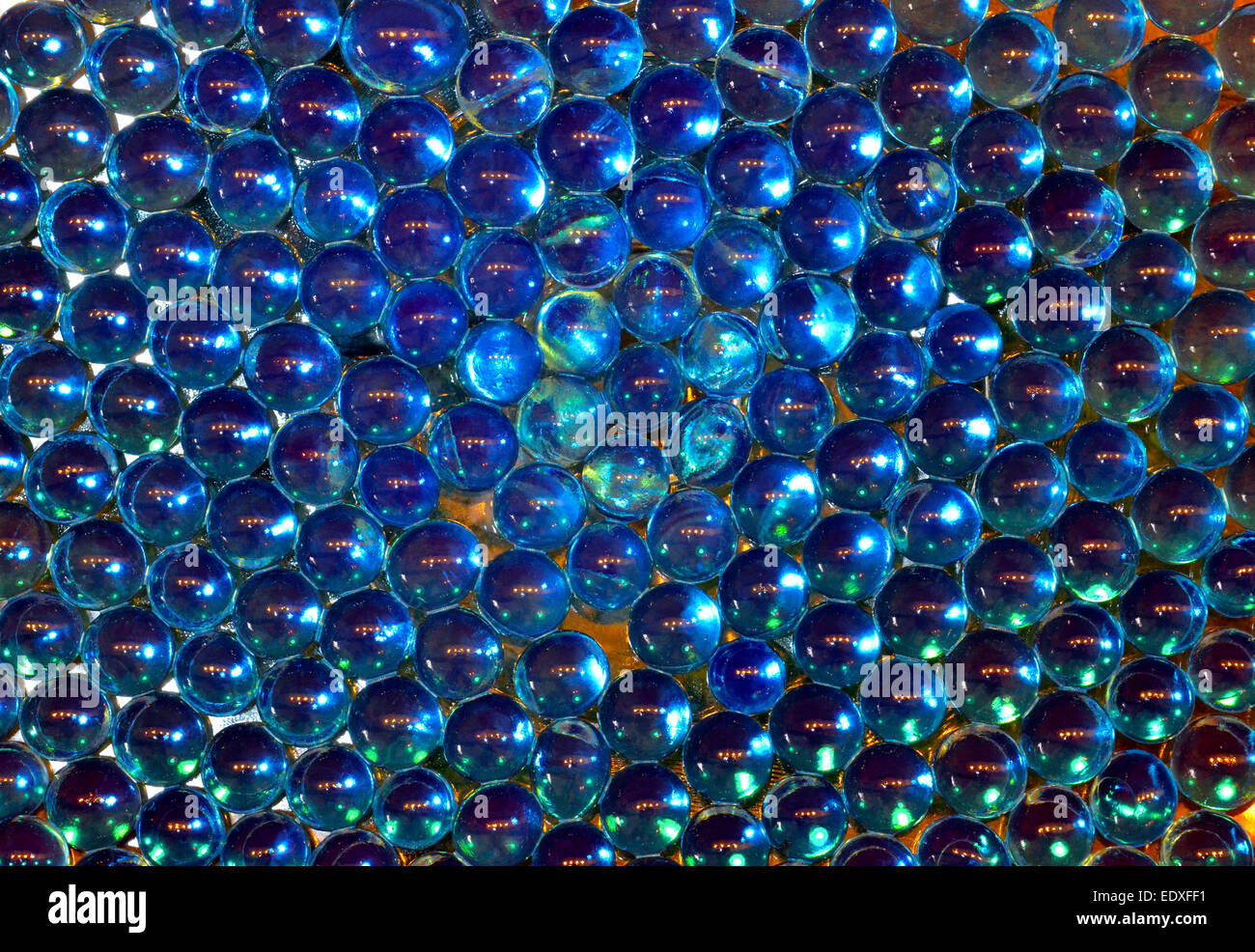 Este resumen de bolas de tamaño de mármol hechas de un polímero colorfast que absorbe, almacena y libera el agua también hace un fondo llamativo. Foto de stock