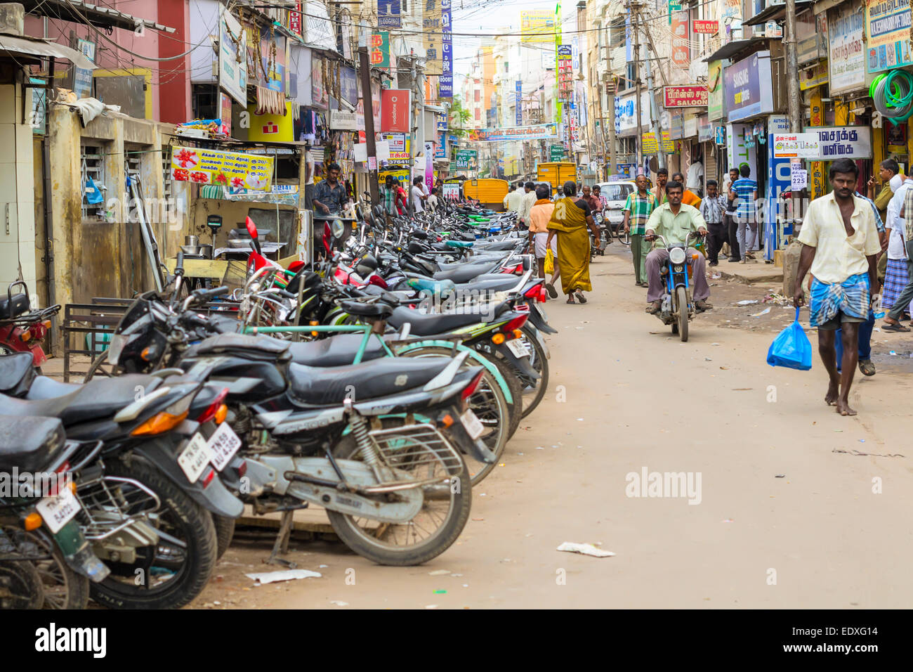MADURAI, India - 15 de febrero: ciudad India calle llena de personas no identificadas que visita cada día. La India, Tamil Nadu, Madur Foto de stock
