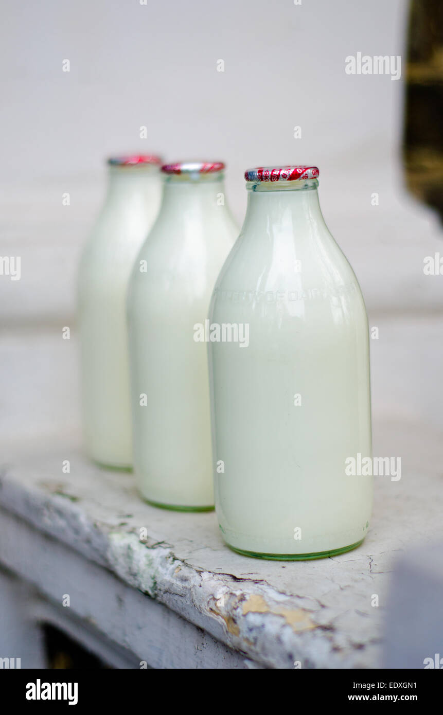 Botellas de leche de vidrio fotografías e imágenes de alta resolución -  Alamy