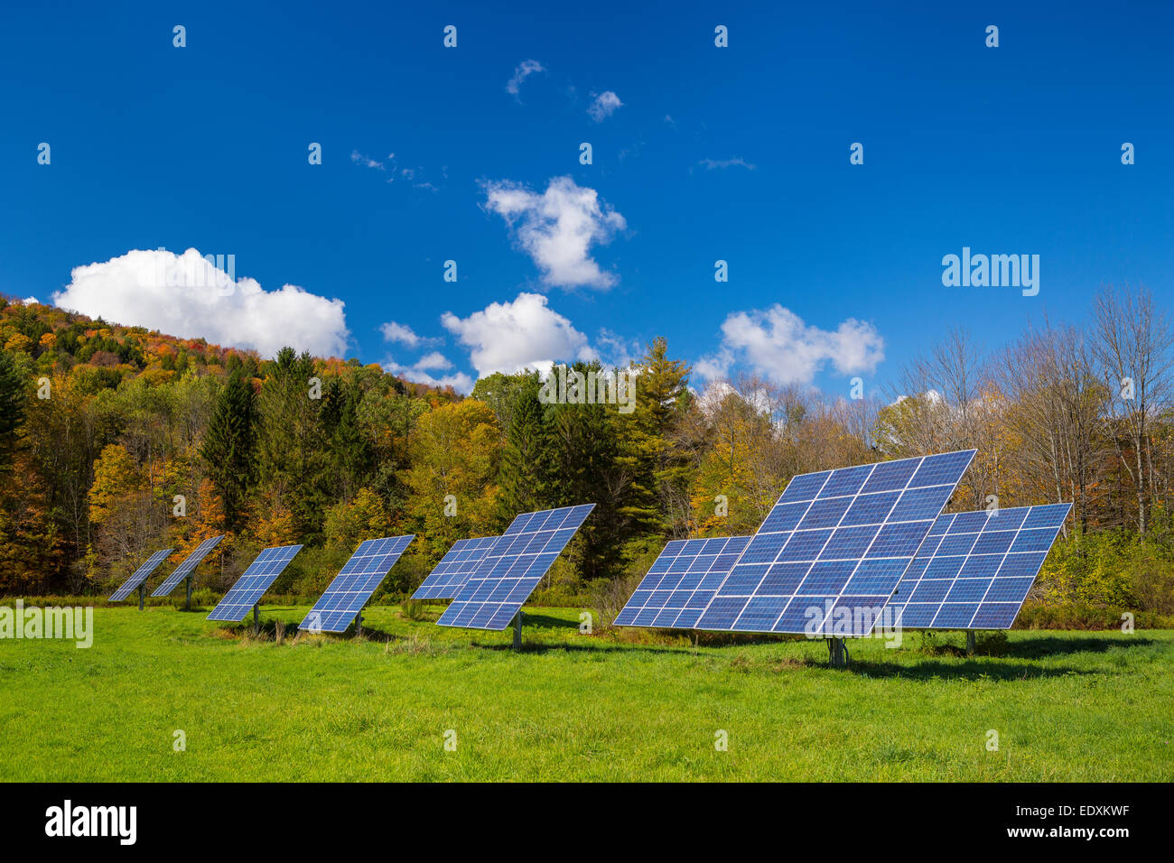IRASVILLE, Vermont, EE.UU. - paneles de energía solar en el campo, Mad River Valley. Energía alternativa. Foto de stock