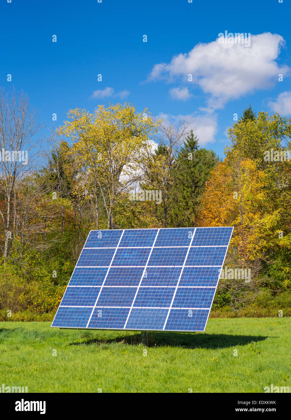 IRASVILLE, Vermont, EE.UU. - panel de energía solar en el campo, Mad River Valley. Energía alternativa. Foto de stock